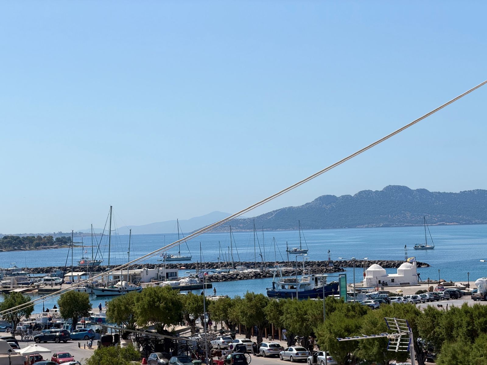 Το λιμάνι της Αίγινας από το παράθυρο