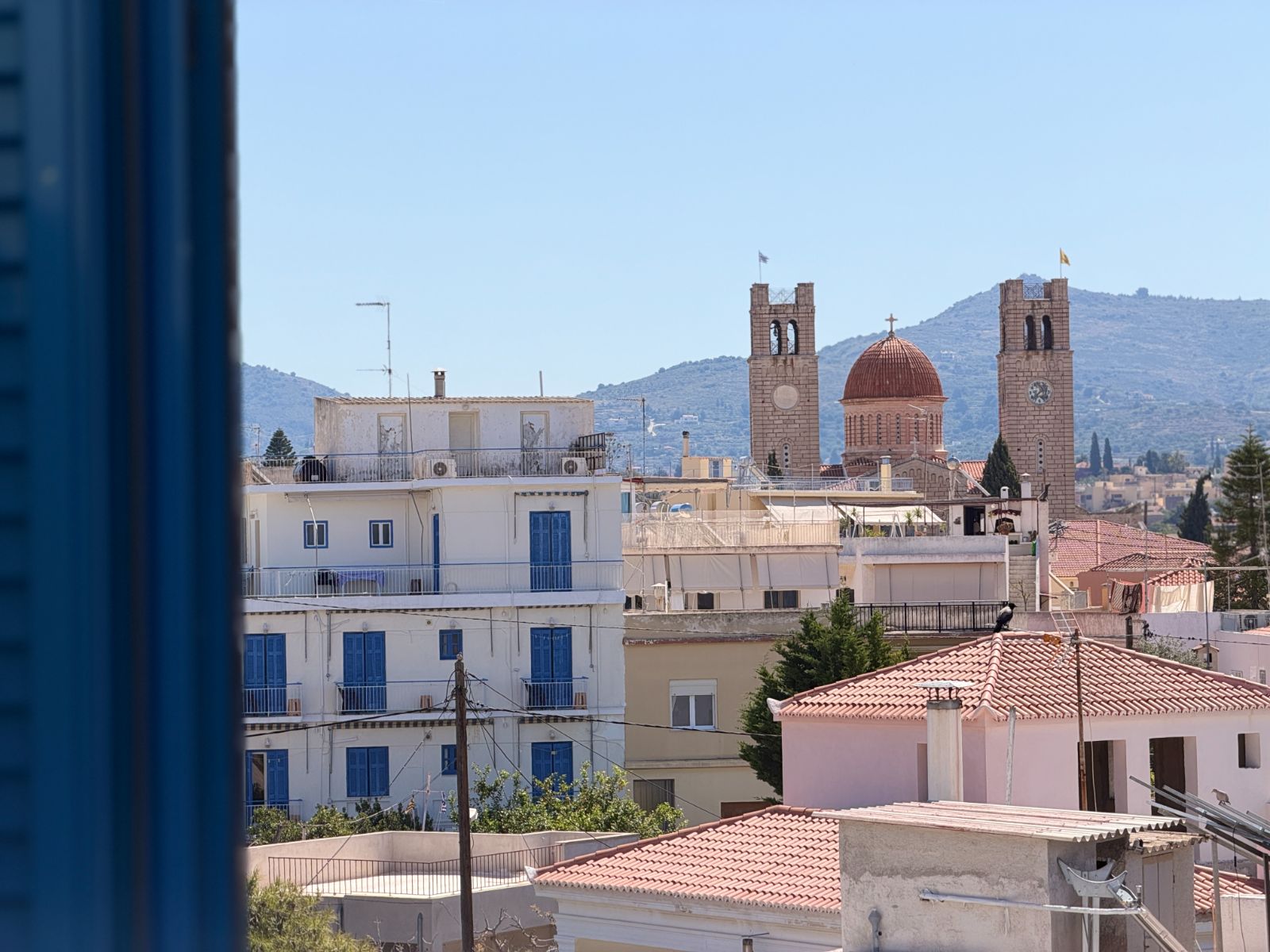 Οι καμπαναριά του καθεδρικού πάνω από τη Χώρα