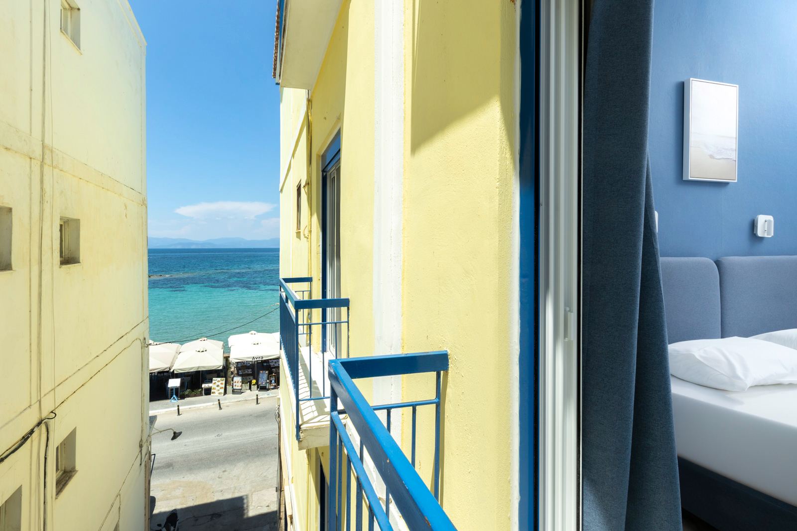 Το μπαλκόνι, με τη θάλασσα ανάμεσα στα σπίτια