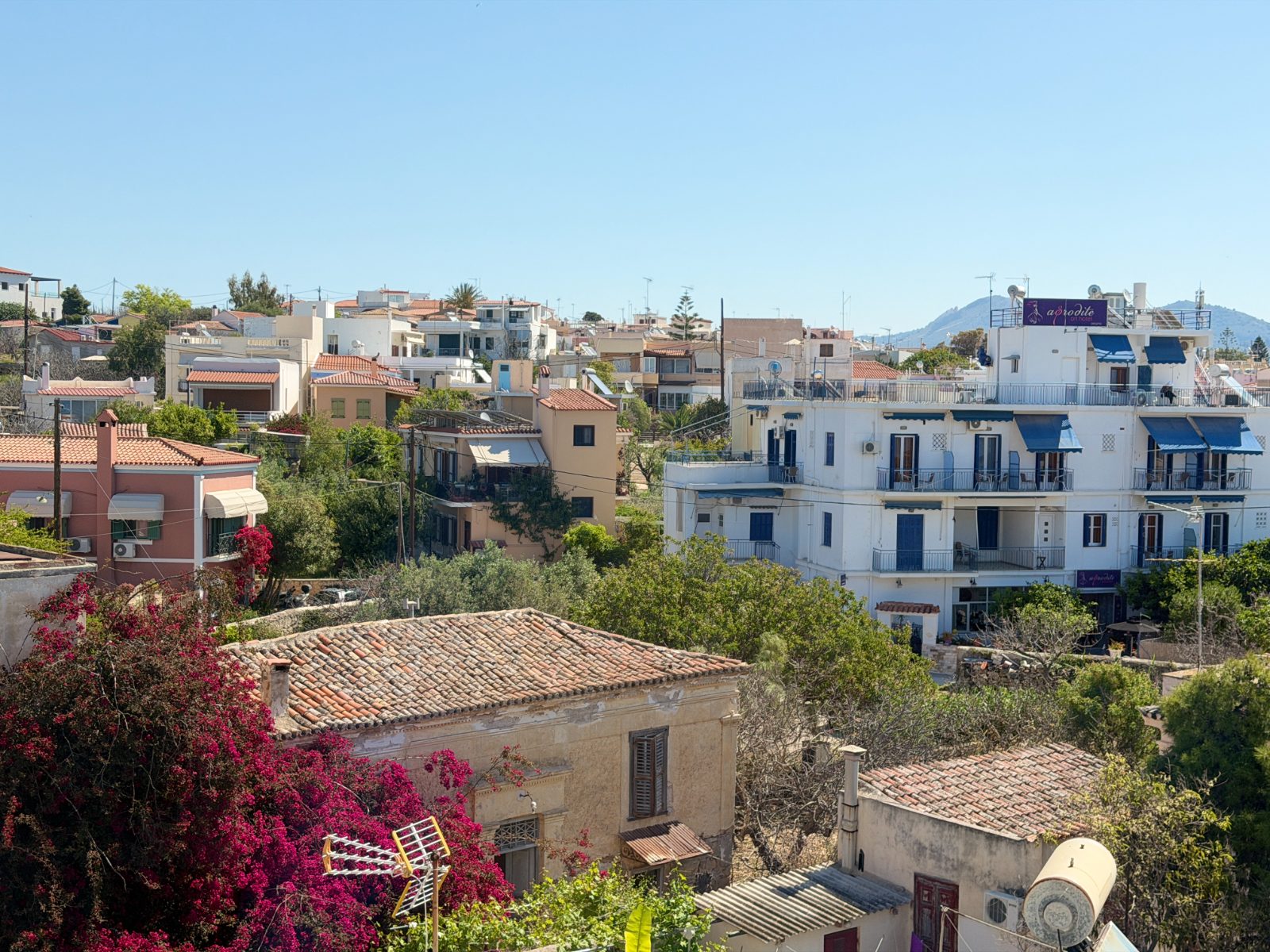 Η θέα πάνω από τις στέγες της Χώρας